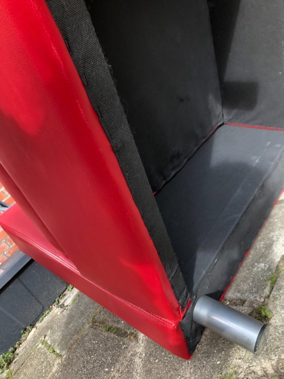 Image 1 of Poltrona lounge in pelle rossa dal design moderno