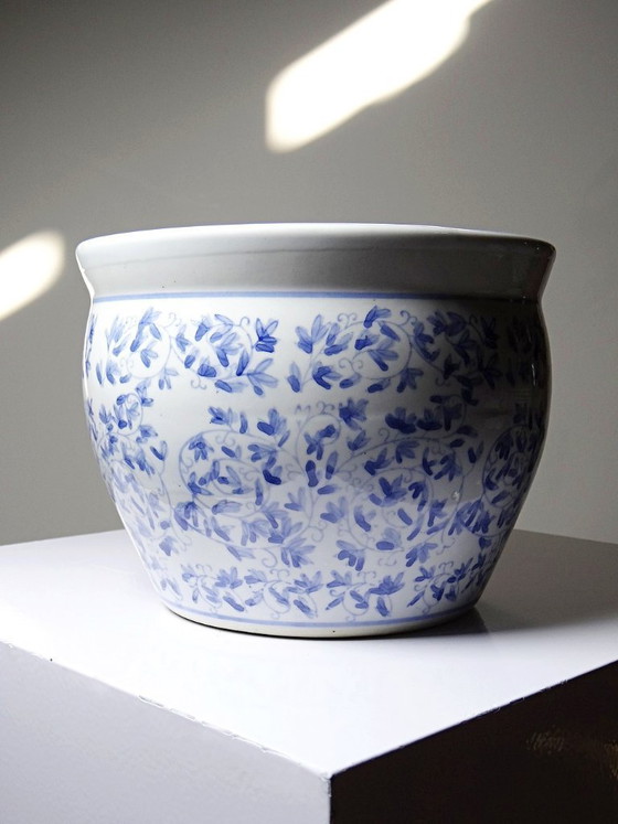 Image 1 of Maceta de porcelana china antigua azul y blanca con decoración vegetal.