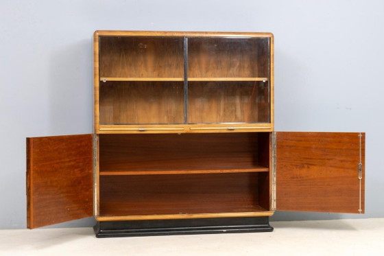 Image 1 of Bibliothèque vitrine Art Déco attribuée à Jindřich Halabala, placage en noyer, années 1930, Tchécoslovaquie