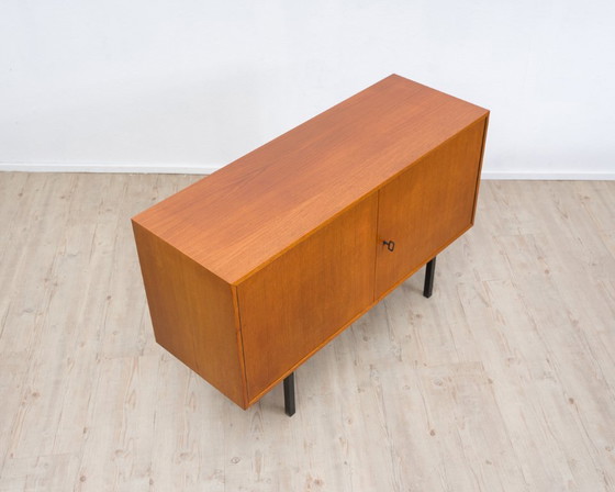 Image 1 of Cassettiera a due ante in teak degli anni '60 con struttura in metallo nero.