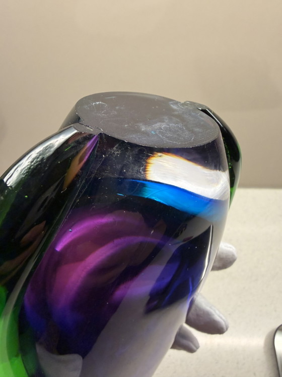Vaso vintage di Murano sommerso - verde scultoreo, blu, viola e rosa - circa 1960 – Vasi, Glass (photo 12 of 13)