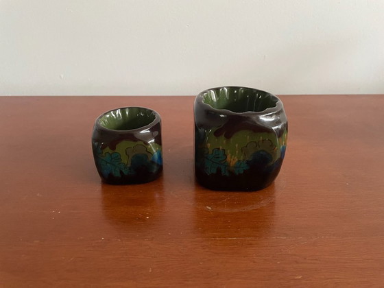 Image 1 of Arnhemsche Fayencefabriek - Zwei quadratische Kerzenständer aus glänzendem Steingut im Jugendstil