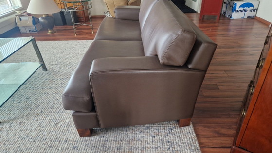 Zwei braune Ledersofas, Sitzecke, Holz (Foto 10 von 14)