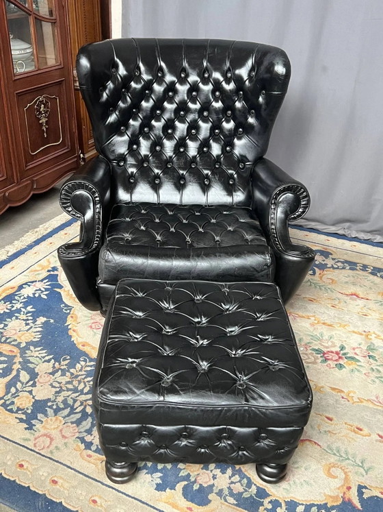 Poltrona e poggiapiedi Chesterfield. In pelle. – Poltrone, Leather (photo 2 of 6)