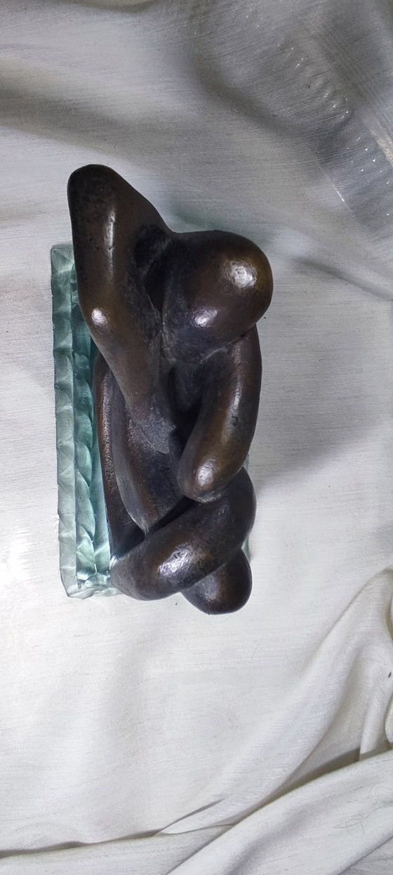 Image 1 of Escultura abstracta de bronce sobre base de vidrio sólido