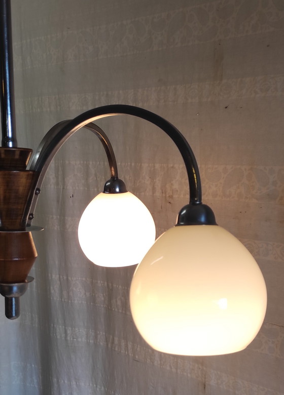 Image 1 of Art Deco kroonluchter met 4 lampen, uitgevoerd in verchroomd metaal met opalen bollen - jaren 1940/50