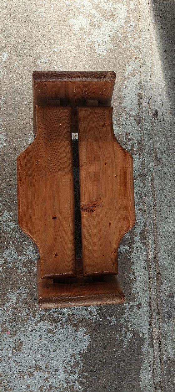 Image 1 of Sgabello svedese di metà secolo in pino scolpito attribuito a Gilbert Marklund