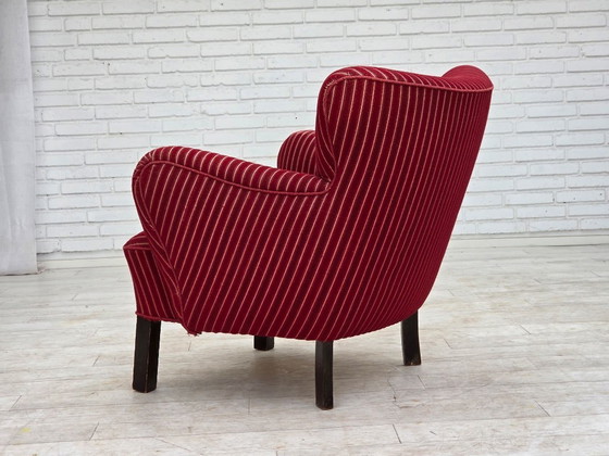Image 1 of Deense fauteuil uit de jaren 60, bekleed met rood gestreepte meubelwol, poten van eikenhout.