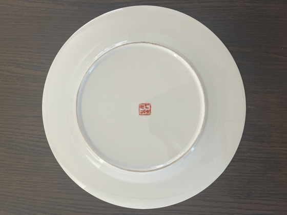 Image 1 of Plato decorativo de porcelana china pintado a mano – Jingdezhen – Famille Rose – Ø27 cm