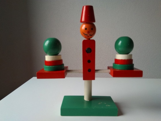 Image 1 of Juguete de madera antiguo, hombrecito en balanza.