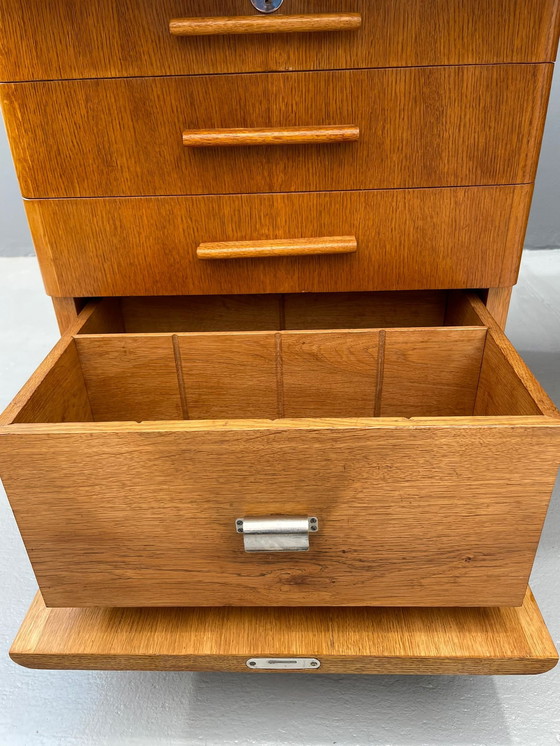 Image 1 of Bureau Bauhaus en noyer avec plateau rouge - Vintage Mid Century Design