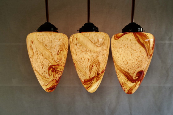 Image 1 of Drie Sfeervolle Druppelvormige Hanglampen van Rood Gemarmerd Opaline Glas
