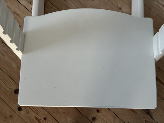 Image 1 of Stokke Tripp Trapp design houten kinderstoel meegroeistoel originele kleur wit 1e eigenaar met glijders
