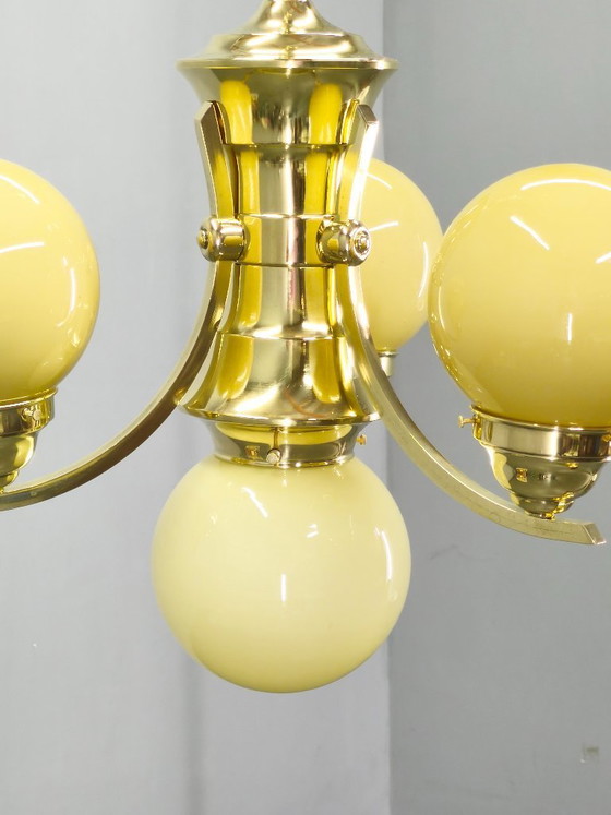 Image 1 of Lámpara de araña Art Déco de latón y cristal opalino, década de 1930.
