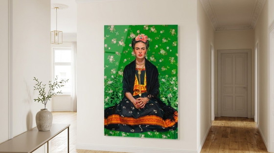 Image 1 of Homenaje exclusivo al retrato de Frida Kahlo Flora – Impresión artística en plexiglás XXL para pared, 100 × 150 cm
