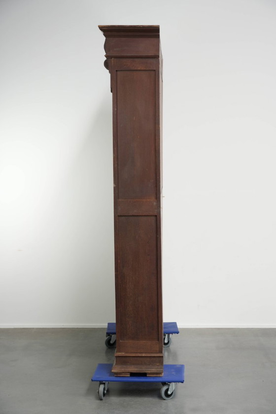 Warm antique Dutch oak bookcase from the early 20th century with elegant details – Wood (photo 4 of 9)