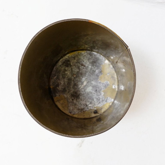 Image 1 of Papelera de cuero marrón con hebilla decorativa de latón.