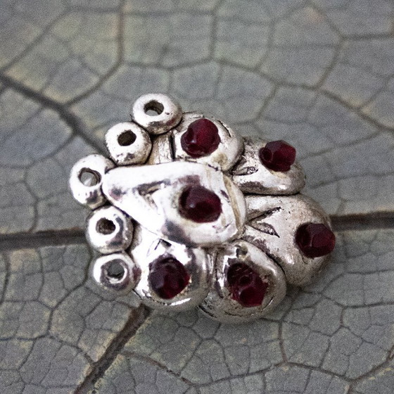 Image 1 of Boucles d'oreilles clips vintage Remy Dis Paris, métal argenté et pierres rouges