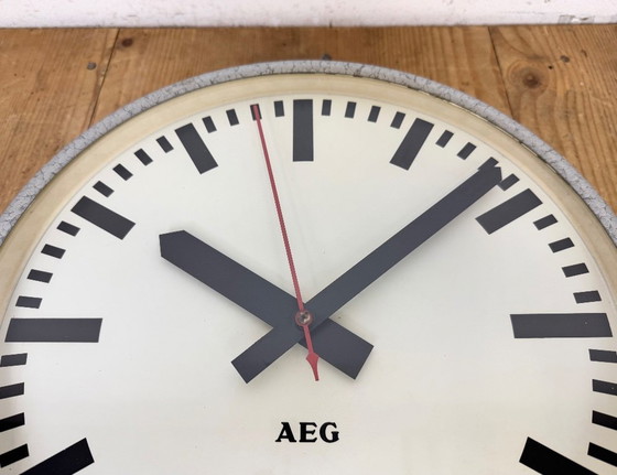 Image 1 of Grijze Duitse industriële elektrische stationswandklok van AEG, jaren 60