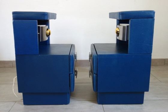 Exclusivo par de mesitas de noche de estilo futurista, fabricadas en piel sintética y aluminio cepillado, de (photo 9 of 17)