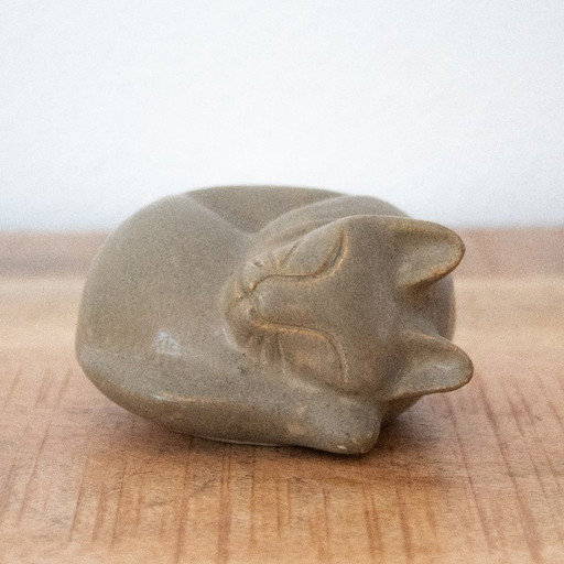 Kleine schlafende Katze aus grauer Keramik