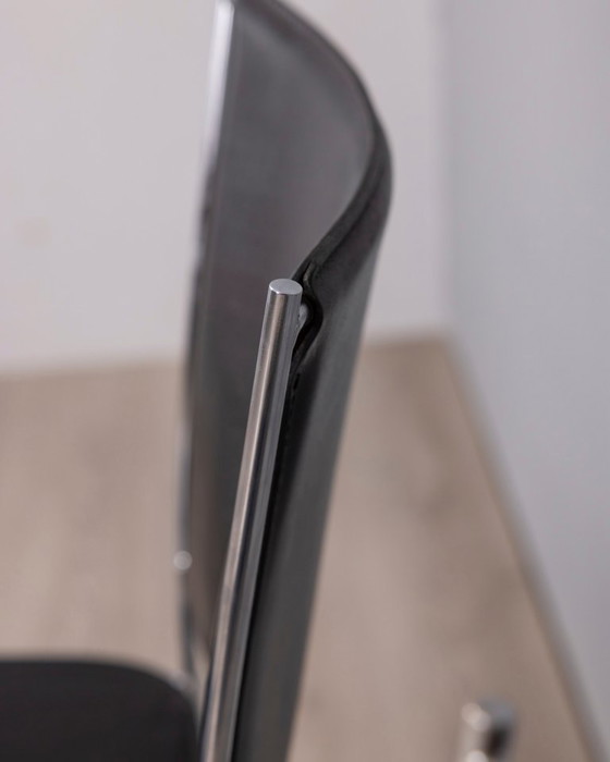 Image 1 of Een paar vintage leren stoelen uit de jaren 90, ontworpen door Segis Italia.