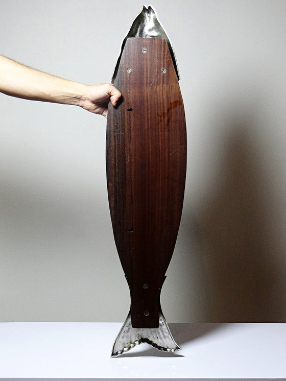 Image 1 of Grand plateau de service à saumon bois et métal argenté vintage années 60