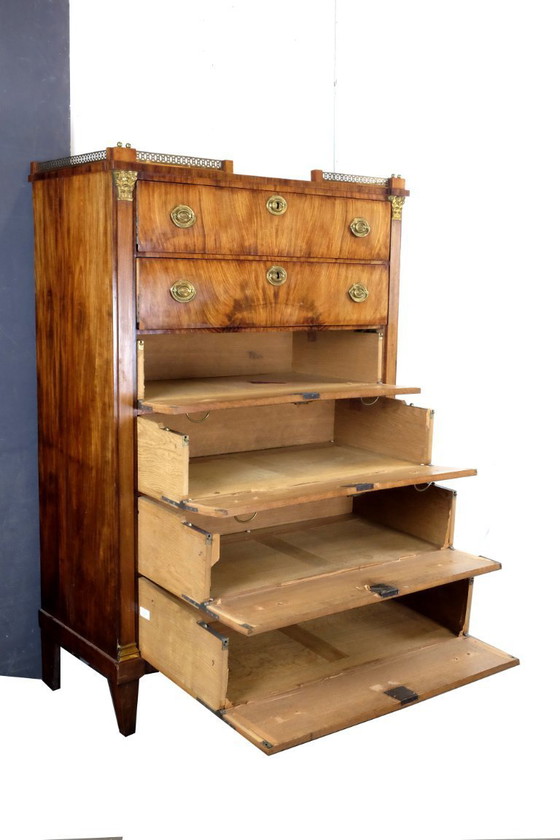 Image 1 of elegante chiffonnière Luis XVI de alrededor de 1795.