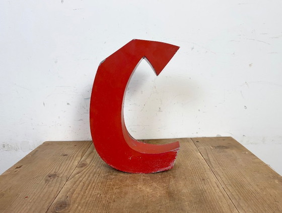 Image 1 of Lettera C in ferro rosso vintage, anni '70