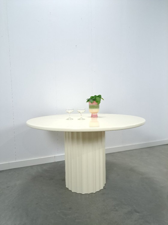 Image 1 of Runder, cremefarbener Esstisch mit gerippten Beinen