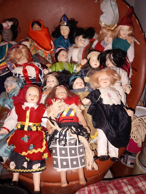 Porcelain World Dolls, 28 units – Sculpture (photo 2 of 7)