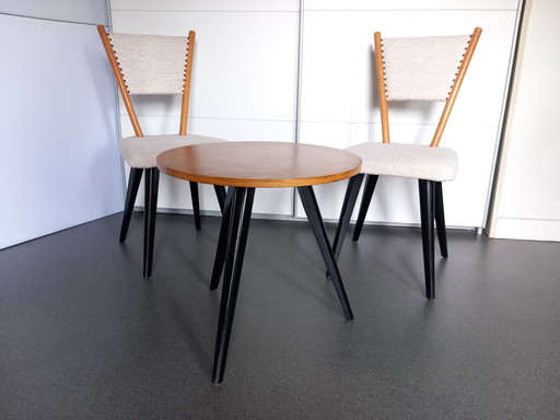 Table d'appoint vintage avec deux chaises