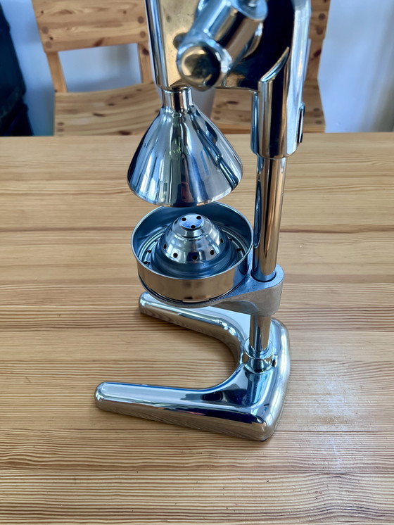 Image 1 of Vintage industrial mid century style horeca manual citrus squeezer / juicer made from heavy steel 