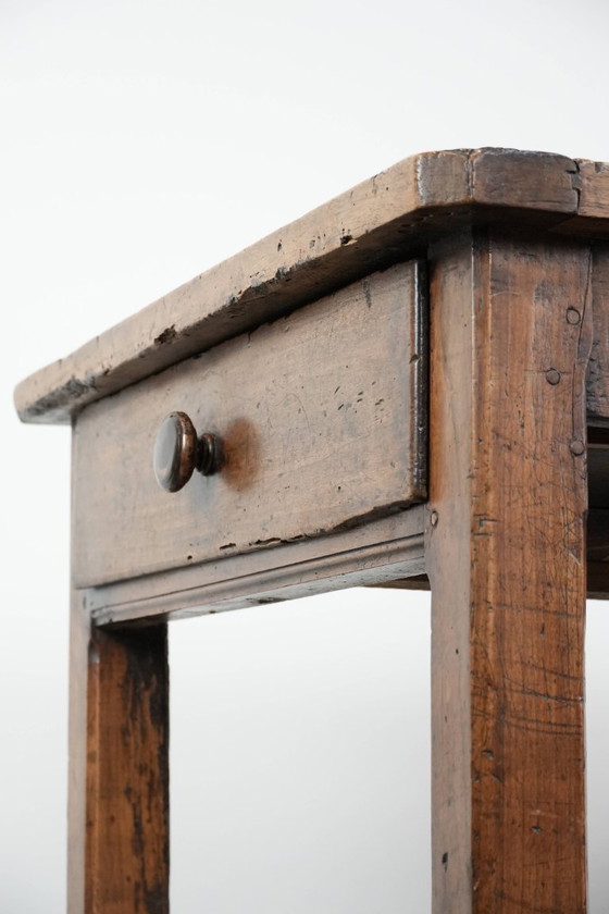 Image 1 of Table de salle à manger de ferme française ancienne et robuste, avec trois tiroirs, datant du XVIIIe siècle.