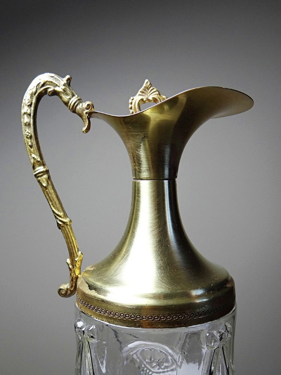 Image 1 of Vintage decoratieve schenkkan van gegoten glas en verguld messing, Italië circa 1980.