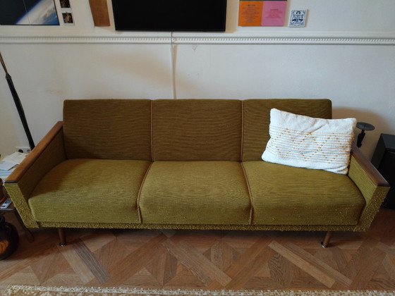 Image 1 of Originales goldgrünes Mid-Century-Sofa aus den 1960er Jahren – ein seltenes Designstück