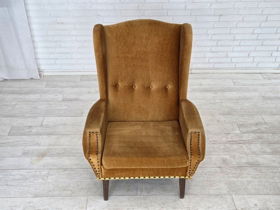 Image 1 of Deense fauteuil met hoge rugleuning uit de jaren 70, bekleed met meubelvelours en voorzien van eikenhouten poten.