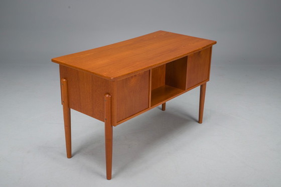 Image 1 of Kleiner dänischer Teakholz-Schreibtisch, Mid Century, 1970er Jahre