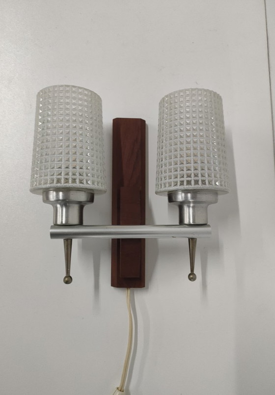 Image 1 of Skandinavische Wandlampe aus den 1950er/60er Jahren mit 2 wabenförmigen Glasschirmen
