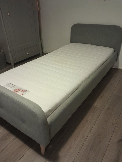 Lit simple, tissu gris clair, 90 x 200 cm