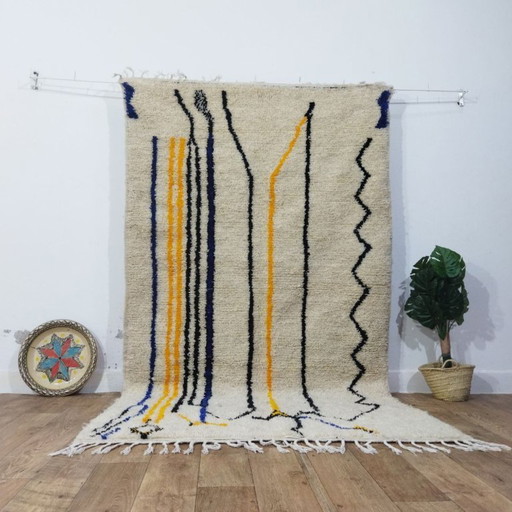 Alfombra bereber de líneas minimalistas: alfombra marroquí hecha a mano con líneas gráficas (256 × 146 cm)