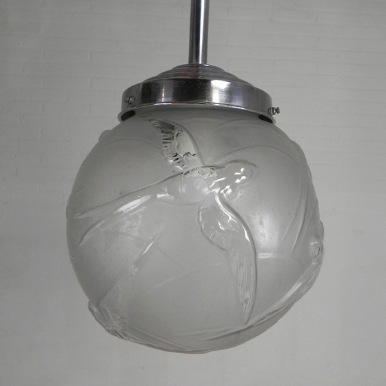 Image 1 of Art Deco hanglamp met geetste glazen bol met meerdere vogels, zwaluwen, jaren 30
