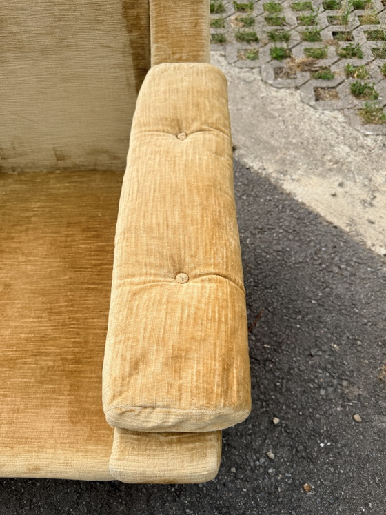 Image 1 of Extra grote fauteuil uit de jaren 70 in goudkleurig fluweel.