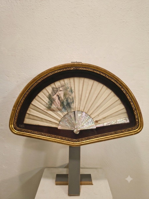 Vintage Fächer aus Perlmutt und Seide – decoratieve objecten, Glass, Wood