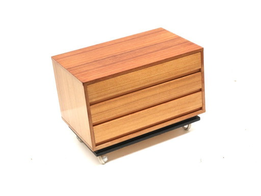 Cómoda vintage con ruedas fabricada en los años 60