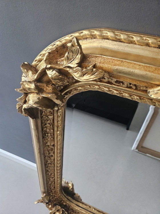 Image 1 of Vergulde spiegel in barokstijl met een gedetailleerde kuif. 