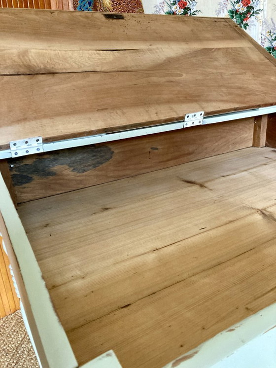 Image 1 of Escritorio antiguo de madera con frente inclinado, frente abatible y patas torneadas