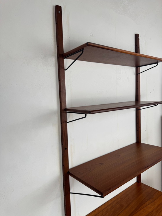 Image 1 of Deens teakhouten wandsysteem – minimalistisch modulair ontwerp