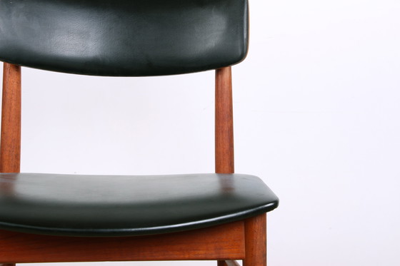 Image 1 of Juego de ocho sillas danesas de teca, polipiel negra y latón de Sven Chrobat para Sax, 1960