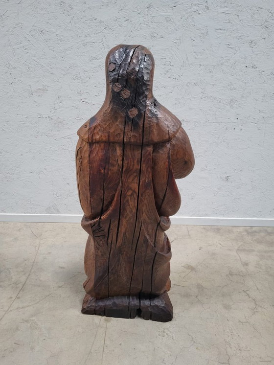 Image 1 of Sculpture en chêne d'un pleureur d'après Claus Sluter, signée R. Van Riet, 92 cm de haut.